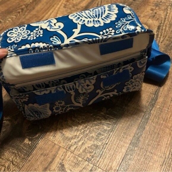 Vera Bradley Insulated Mini Cooler Lunch Bag​ - Picture 4 of 6